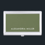 Boîtier Pour Cartes De Visite Minimaliste Olive personnalisé<br><div class="desc">Gardez vos cartes de visite organisés et élégants avec ce coque carte de visite minimaliste vert olive personnalisé. La coque porte un nom en fonte blanche sans serif moderne sur un bel arrière - plan vert olive. Parfait pour les professionnels qui veulent faire une grande première impression.</div>