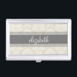 Boîtier Pour Cartes De Visite Modèle de Damas Vintage gris et lin avec nom<br><div class="desc">Montrez votre style avec un élégant motif avec une police de caractères élégante conçue pour une femme féminine. Ajoutez votre nom ou votre monogramme. Si vous devez apporter des modifications à l'illustration,  cliquez sur le bouton customiser pour apporter des modifications.</div>