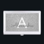 Boîtier Pour Cartes De Visite Monogramme argenté de parties scintillantes et<br><div class="desc">Porte-cartes de carte de visite élégant argenté de monogramme de parties scintillantes et d'étincelle de Faux. Ce porte-cartes de carte de visite peut être customisé pour inclure votre initiale et prénom.</div>