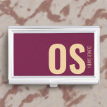 Boîtier Pour Cartes De Visite Monogramme Bourgogne moderne Professionnel Feminin<br><div class="desc">Cette coque carte de visite est en cuir véritable et présente une couleur bordeaux classique. Le design monogrammed apporte une touche de luxe et la coque est conçue pour accueillir jusqu'à 10 cartes de visite. Le coque comprend également un fermoir métallique pour assurer une fermeture sécurisée.</div>
