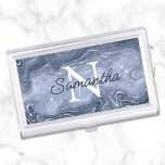 Boîtier Pour Cartes De Visite Monogramme de verre d'agate bleu-dusté<br><div class="desc">Créez votre propre coque carte de visite minimaliste moderne monogrammé noir et blanc. Script de style monoline moderne pour son nom sur une police monogramme de style plus classique. L'arrière - plan présente une parties scintillant brillante gris et bleu poussiéreux, un art numérique en feuille marbré à couche d'agate qui...</div>