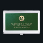 Boîtier Pour Cartes De Visite Monogramme d'or en cuir vert Premium<br><div class="desc">Montrez votre style et votre sophistication avec ce coque carte de visite à l'apparence de cuir vert haut de gamme doté d'un luxueux monogramme or. Avec un médaillon de monogramme en or brossé avec votre nom de société et titre en typographie de bloc classique, ce coque est un excellent moyen...</div>