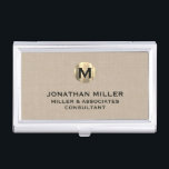 Boîtier Pour Cartes De Visite Monogramme d'or en lin beige Premium<br><div class="desc">Découvrez votre style et votre sophistication grâce à ce coque carte de visite en lin beige haut de gamme doté d'un luxueux monogramme doré. Avec un médaillon de monogramme en or brossé avec votre nom de société et titre en typographie de bloc classique, ce coque est un excellent moyen de...</div>