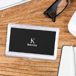Boîtier Pour Cartes De Visite Monogrammé élégant nom noir personnalisé<br><div class="desc">Hommes monogramme et nom créer votre propre modèle coque carte de visite en noir et blanc simple. Vous pouvez modifier les couleurs arrière - plan et texte en sélectionnant l'option personnaliser. Il peut s'agir d'un cadeau spécial pour un petit ami, mari, fils, père, marié, meilleur homme pour un anniversaire, mariage,...</div>