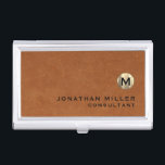 Boîtier Pour Cartes De Visite Monogramme en cuir Brown de luxe<br><div class="desc">Design moderne simple avec médaillon de monogramme en or métallique brossé de luxe avec nom et titre personnalisés ou texte personnalisé ci-dessous en typographie de bloc classique sur un arrière - plan texturé en cuir marron sable. Personnalisez pour votre usage personnalisé.</div>