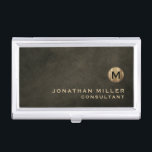 Boîtier Pour Cartes De Visite Monogramme minimal en or noir de luxe<br><div class="desc">Design monogramme minimaliste avec médaillon monogramme d'or métallique brossé avec nom et titre personnalisés ou texte personnalisé ci-dessous en typographie de bloc classique sur un arrière - plan texturé dans les tons marron noir. Personnalisez pour votre usage personnalisé.</div>