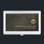 Boîtier Pour Cartes De Visite Monogramme minimal en or noir de luxe<br><div class="desc">Design monogramme minimaliste avec médaillon monogramme d'or métallique brossé avec nom et titre personnalisés ou texte personnalisé ci-dessous en typographie de bloc classique sur un arrière - plan texturé dans les tons marron noir. Personnalisez pour votre usage personnalisé.</div>
