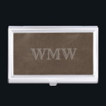 Boîtier Pour Cartes De Visite Monogramme Ouest Brown Faux Cuir<br><div class="desc">Ce coque carte de visite personnalisé possède un monogramme marron clair en police occidentale sur un arrière - plan en faux cuir marron.</div>