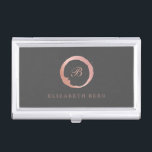 Boîtier Pour Cartes De Visite Monogramme rose de cercle d'or<br><div class="desc">Caisse de carte de visite en or rose et gris-foncé,  avec votre monogramme à l'intérieur d'un cercle de forme annulaire de l'eau.</div>