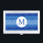 Boîtier Pour Cartes De Visite Monogramme sur Motif d'échelle d'aquarelle bleu<br><div class="desc">Ajoutez votre monogramme initial sur un motif géométrique élégant d'écailles interdépendantes qui vont du bleu foncé au bleu clair et au dos. Les traits d'aquarelle bleu prussien dans les formes de ventilateur montrent des variations de couleur. Pour voir le tableau Prussian Blue Watercolor Scale Motif reproduit sur d'autres articles, cliquez...</div>
