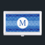 Boîtier Pour Cartes De Visite Monogramme sur Motif d'échelle d'aquarelle bleu<br><div class="desc">Ajoutez votre monogramme initial sur un motif géométrique élégant d'écailles interdépendantes qui vont du bleu foncé au bleu clair et au dos. Les traits d'aquarelle bleu prussien dans les formes de ventilateur montrent des variations de couleur. Pour voir le tableau Prussian Blue Watercolor Scale Motif reproduit sur d'autres articles, cliquez...</div>