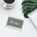 Boîtier Pour Cartes De Visite Moss Green Sketted Cursive Script<br><div class="desc">Elégant coque carte de visite présente votre nom,  titre,  ou choix de personnalisation en blanc écriture manuscrite cursive sur un arrière - plan vert mousse foncé.</div>