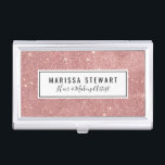 Boîtier Pour Cartes De Visite Motif chic de parties scintillantes de Faux de<br><div class="desc">Éclairez vers le haut de votre bureau, d'affaires, ou de votre style avec cette conception à la mode qui montre un motif girly et moderne de parties scintillantes d'or de rose de rose imprimé par faux, la copie qui augmentera votre professionnalisme ou talent personnel. Cette conception fera également un excellent...</div>