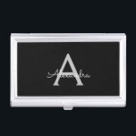 Boîtier Pour Cartes De Visite Noir Argent moderne Script Girl Monogramme Nom<br><div class="desc">Noir et Argent Simple Script Monogramme Nom Titulaire de carte de visite. Cela rend le cadeau parfait pour 16 ans,  mariage,  douche nuptiale,  anniversaire,  baby shower ou bachelorette pour quelqu'un qui aime le luxe glam et les styles chic.</div>