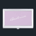 Boîtier Pour Cartes De Visite Nom de script minimaliste simple dans Lavender Lil<br><div class="desc">Ce boîtier de carte de visite personnalisé élégant présente un design minimaliste simple de votre nom dans un magnifique script écrit à la main et portant en blanc sur un arrière - plan lilas violet pastel. Super idée cadeau !</div>