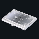 Boîtier Pour Cartes De Visite Nom d'initialisation du monogramme de parties scin<br><div class="desc">Un arrière - plan métallique faux argent classique. Décoré avec de la poussière de parties scintillant imitation. Personnalisez et ajoutez votre prénom,  vos initiales monographiques et votre nom complet.</div>