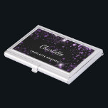 Boîtier Pour Cartes De Visite Nom d'initialisation du monogramme de poussière de<br><div class="desc">Un arrière - plan noir classique. Décoré avec de la poussière de parties scintillant en faux violet. Personnalisez et ajoutez votre prénom,  vos initiales monographiques et votre nom complet.</div>