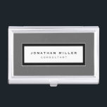 Boîtier Pour Cartes De Visite Nom et titre du cadre gris et noir professionnel<br><div class="desc">Le porte-carte de visite professionnel présente un design épuré et minimaliste dans une palette de couleurs gris, noir et blanc. Nom et titre personnalisés présentés sur un simple arrière - plan blanc, encadrés dans une bordure élégante sur un arrière - plan gris. Présenté avec un nom et un titre personnalisés...</div>