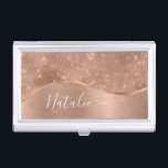 Boîtier Pour Cartes De Visite Parties scintillant métal Rose or personnalisé<br><div class="desc">Personnalisez facilement ce coque carte de visite à motif rose or brossé et faux parties scintillant glamour avec votre propre nom personnalisé.</div>