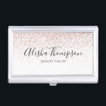 Boîtier Pour Cartes De Visite Parties scintillant or Rose de script simple et él<br><div class="desc">Simple script élégant personnalisé rose parties scintillant carte de visite coque en or. Parfait pour un large éventail de professions : esthéticiennes,  consultants en cheveux et beauté,  spas,  maquilleurs,  salons de cheveux,  stylistes,  salons d'ongles pour n'en citer que quelques-uns ! Conçu par Thisisnotme©</div>
