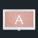 Boîtier Pour Cartes De Visite Parties scintillant rose Rose or et Monogramme éti<br><div class="desc">Pink Rose Gold Faux Parties scintillant et Sparkle Elegant Monogram Titulaire de carte d'affaires pour professionnels de la beauté tels que soins de la peau, micro-blading, Eyelash Extensions, cheveux ou maquillage Beauty Salon Manager ou Employé. Ce détenteur de carte de visite peut être customisé pour inclure votre nom initial et...</div>