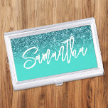 Boîtier Pour Cartes De Visite Parties scintillant Turquoise de luxe Turquoise Om<br><div class="desc">Porte-carte de visite de glamour pour elle avec une parties scintillant de luxe faux turquoise avec étincelle. Customisez la couleur arrière - plan turquoise pour créer votre propre design personnalisé. Le nom est composé d'un blanc moderne écrit à la main, écriture manuscrite style calligraphie de script de brosse. Customisez la...</div>