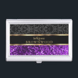 Boîtier Pour Cartes De Visite Parties scintillant violette et Damas noir<br><div class="desc">Boîtier de carte d'affaires - Doté d'une Parties scintillant violet Faux et d'un design noir Damask prêt à vous personnaliser. REMARQUE : SEULEMENT CHANGER LES ZONES MODÈLES NÉCESSAIRES! 😀 Si nécessaire, vous pouvez supprimer le texte et commencer à ajouter le texte et la police que vous voulez. 📌 Si vous...</div>