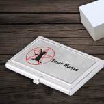Boîtier Pour Cartes De Visite Pentagramme rouge Cercle Chat noir Dangereux Star<br><div class="desc">Ce coque porte-carte de visite métallique a un pentagramme à l'intérieur d'un cercle dans les tons rouges avec une silhouette de chat noir avec patte surélevée pendant une étoile d'or sur un arrière - plan gris clair. Customisez votre texte ou votre nom avec le modèle.</div>