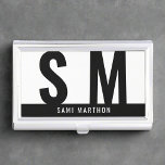 Boîtier Pour Cartes De Visite Personnalisé moderne Noir & Blanc Initiale Profess<br><div class="desc">Ce coque carte de visite professionnel, conçu dans un design moderne et élégant noir et blanc, présente des initiales pour une touche sophistiquée et personnalisée. Son style élégant et raffiné offre à la fois fonctionnalité et une façon élégante de porter vos cartes de visite. Embrassez un coque carte de visite...</div>