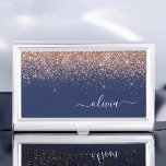 Boîtier Pour Cartes De Visite Rose bleu marine Gold Blush Pink Parties scintilla<br><div class="desc">Navy Blue et Rose Gold - Blush Pink Sparkle Parties scintillant Script Monogramme Nom Titulaire de carte de visite. Cela rend le cadeau parfait pour 16 ans,  mariage,  douche nuptiale,  anniversaire,  baby shower ou bachelorette pour quelqu'un qui aime le luxe glam et les styles chic.</div>