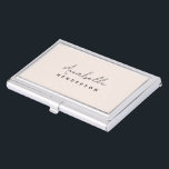 Boîtier Pour Cartes De Visite Rose clair monogramme | Minimaliste moderne Femini<br><div class="desc">Un design simple et élégant monogramme personnalisé avec une typographie manuscrite minimaliste moderne associée à une typographie en bloc en noir sur un élégant arrière - plan rose pastel. Le nom monogramme peut être facilement personnalisé pour rendre un design aussi unique que vous êtes! Le cadeau ou accessoire parfaitement personnel...</div>