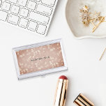 Boîtier Pour Cartes De Visite Rose de cuivre Bokeh Personnalisé<br><div class="desc">Élégant coque carte de visite dispose d'un arrière - plan de lumières de livres dans les tons de cuivre et d'or rose,  avec votre nom,  monogramme ou nom de société dans le centre.</div>
