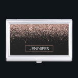 Boîtier Pour Cartes De Visite Rose Gold Blush Parties scintillant rose Monogramm<br><div class="desc">Black and Rose Gold - Blush Pink Sparkle Parties scintillant Monogramme Nom Titulaire de carte de visite. Cela rend le cadeau parfait pour 16 ans,  mariage,  douche nuptiale,  anniversaire,  baby shower ou bachelorette pour quelqu'un qui aime le luxe glam et les styles chic.</div>