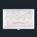 Boîtier Pour Cartes De Visite Rose or parties scintillant chevron marbre rose<br><div class="desc">Arrière - plan pour monogramme élégant sur le fond avec chevron or rose parties scintillant au milieu et marbre rose sur le dessus. Élément élégant et chic qui peut être customisé très facilement avec un changement de police ou de couleur, ou vous pouvez simplement choisir d'écrire votre nom et de...</div>