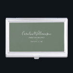 Boîtier Pour Cartes De Visite Sage vert minimaliste personnalisé élégant Script<br><div class="desc">Gardez vos cartes organisées en style avec cet élégant coque carte de visite doté d'un arrière - plan vert sage et d'une typographie de script minimaliste. Conçu pour les photographes, les créatifs ou les propriétaires de petites entreprises, ce coque élégant ajoute une touche polie aux réunions de clients et aux...</div>