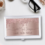 Boîtier Pour Cartes De Visite Salon de beauté Rose or brossé Parties scintillant<br><div class="desc">Élevez votre entreprise de beauté avec notre Beauty Salon Rose Gold brossé Parties scintillant de métal boîte de carte de visite! Ajoutez une touche d'élégance et de glamour avec des gouttes de parties scintillant rose or sur une toile de fond en métal brossé, capturant l'essence de vos services. Personnalisez-le avec...</div>