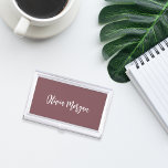 Boîtier Pour Cartes De Visite Script Cursif À Croquis De Plum Bourgogne<br><div class="desc">Élégant coque carte de visite présente votre nom,  titre,  ou choix de personnalisation en lettres blanches manuscrites et cursives sur un arrière - plan bordeaux prune violet.</div>