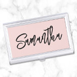 Boîtier Pour Cartes De Visite Script de brosse noire et de brosse noire personna<br><div class="desc">Porte-carte de visite pour femme en noir et rose pastel. Le nom comporte un style de calligraphie manuscrite en écriture manuscrite noire moderne. Customisez la couleur, la taille et le style de la police dans cette conception de texte. Vous trouverez une poignée de calligraphies audacieuses et modernes dans le système....</div>