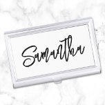 Boîtier Pour Cartes De Visite Script de pinceau blanc et noir personnalisé<br><div class="desc">Porte-carte de visite pour femme en noir et blanc. Le nom comporte un style de calligraphie manuscrite en écriture manuscrite noire moderne. Customisez la couleur, la taille et le style de la police dans cette conception de texte. Vous trouverez une poignée de calligraphies audacieuses et modernes dans le système. Pour...</div>
