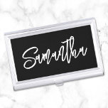 Boîtier Pour Cartes De Visite Script de pinceau noir et blanc personnalisé<br><div class="desc">Porte-carte de visite pour femme en noir et blanc. Le nom comporte un style de calligraphie manuscrite moderne de couleur blanche écrit en lettres manuscrites. Customisez la couleur, la taille et le style de la police dans cette conception de texte. Vous trouverez une poignée de calligraphies audacieuses et modernes dans...</div>