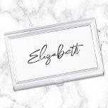 Boîtier Pour Cartes De Visite Script moderne minimaliste de pinceau prénom<br><div class="desc">Un porte-coque carte de visite de prénom pour elle. Le script est un joli, brosse trait moderne écriture manuscrite qui est un cadeau parfait pour elle. Le style de brosse décorative peut nécessiter que vous remettiez votre nom. Vous pouvez également customiser la couleur de police noire et le style de...</div>