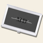 Boîtier Pour Cartes De Visite Script moderne noir et blanc Monogramme<br><div class="desc">Une étiquette de bagage monogrammed en noir et blanc moderne est professionnelle. Il est parfait pour les amateurs de design sophistiqué tout noir et élégant et les hommes d'affaires.</div>