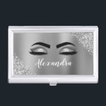 Boîtier Pour Cartes De Visite Silver Glitter Sparkle Eyelashes Monogram<br><div class="desc">Argent Faux Parties scintillant à étincelle métallique broyée Monogramme en métal brossé Nom et cils initiaux (cils), Extensions d'oreille et des yeux Porte carte de visite. Cela rend le cadeau parfait pour 16 ans, mariage, douche nuptiale, anniversaire, baby shower ou bachelorette cadeau pour quelqu'un décorant sa chambre dans le style...</div>