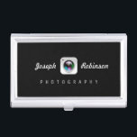 Boîtier Pour Cartes De Visite Symbole professionnel de logo d'objectif de caméra<br><div class="desc">Symbole professionnel de logo d'objectif de caméra de photographie pour le modèle élégant et unique de photographe - de carte de visite de caisse pour vous. Tout le style des textes, couleurs, tailles peut être modifié pour adapter vos besoins. Si vous avez besoin de n'importe quelle personnalisation, sentez-vous svp libre...</div>