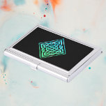 Boîtier Pour Cartes De Visite Titulaire de la carte à noeud celtique : Diamond B<br><div class="desc">Porte-carte d'un noeud celtique bleu-vert avec bordure dessinée contre un arrière - plan noir.</div>