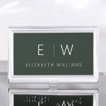 Boîtier Pour Cartes De Visite Vert foncé Élégant Moderne Minimaliste Monogramme<br><div class="desc">Améliorez votre image professionnelle grâce à notre Titulaire de carte de visite Monogramme Monogram moderne et élégant classique. Cet accessoire méticuleusement travaillé allie élégance intemporelle et minimalisme contemporain, en faisant un outil essentiel pour tout professionnel moderne. Conçu avec précision et attention minutieuse aux détails, ce porte-carte de visite est plus...</div>