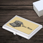 Boîtier Pour Cartes De Visite Vintage vieille machine à écrire en noir Tan<br><div class="desc">Ce coque carte de visite en métal argenté est bronzé avec un dessin noir d'une machine à écrire vintage à l'ancienne. Customisez votre nom avec le modèle.</div>