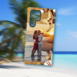 Boîtier téléphonique Modèle photo personnalisé de<br><div class="desc">Coque smartphone à thème plage avec coquillages et sable bordant votre photo. Sélectionnez une photo préférée et téléchargez-la sur le modèle photo. Une étoile de mer et des coquillages, dans le sable, bordent le sommet et le fond. Montré sur un coque Galaxy, mais doit transférer l'amende à tout autre boîtier...</div>