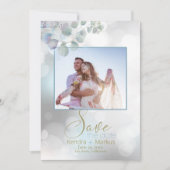 Bokeh Dusty Blue Laurel Eucalyptus Save the Date Kaart (Voorkant)