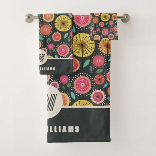 Bold Boho Scandi Folk Floral Custom Monogram Bad Handdoek (Insitu)